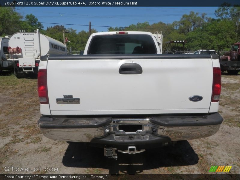 Oxford White / Medium Flint 2006 Ford F250 Super Duty XL SuperCab 4x4