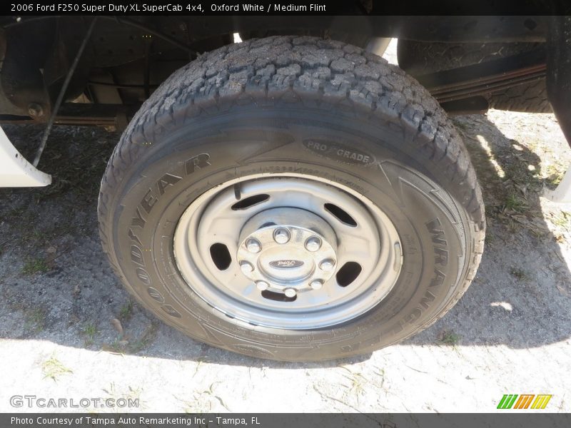 Oxford White / Medium Flint 2006 Ford F250 Super Duty XL SuperCab 4x4