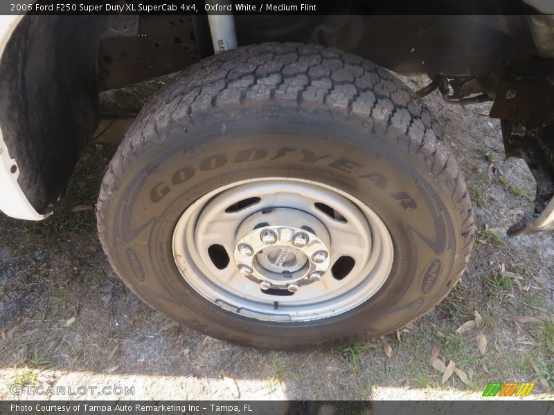 Oxford White / Medium Flint 2006 Ford F250 Super Duty XL SuperCab 4x4