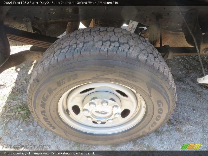 Oxford White / Medium Flint 2006 Ford F250 Super Duty XL SuperCab 4x4