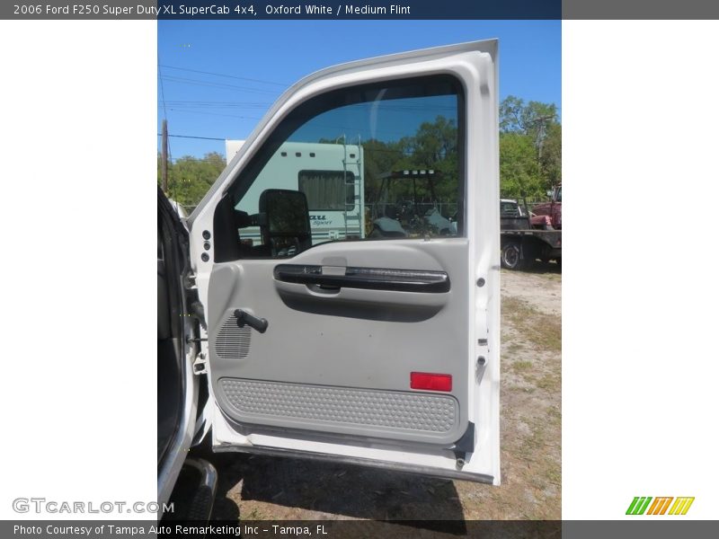 Oxford White / Medium Flint 2006 Ford F250 Super Duty XL SuperCab 4x4