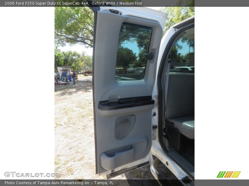 Oxford White / Medium Flint 2006 Ford F250 Super Duty XL SuperCab 4x4