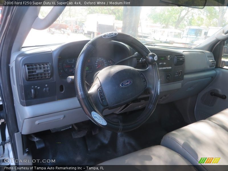 Oxford White / Medium Flint 2006 Ford F250 Super Duty XL SuperCab 4x4