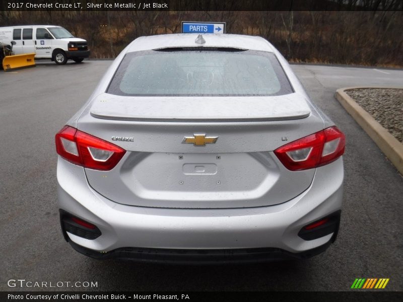 Silver Ice Metallic / Jet Black 2017 Chevrolet Cruze LT