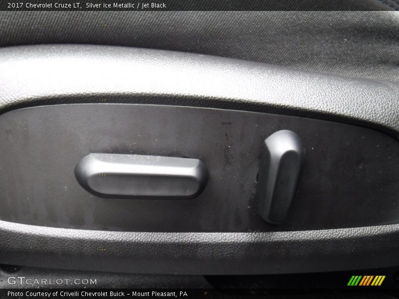 Silver Ice Metallic / Jet Black 2017 Chevrolet Cruze LT