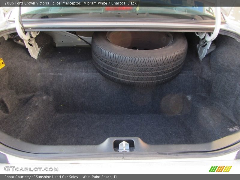 Vibrant White / Charcoal Black 2006 Ford Crown Victoria Police Interceptor
