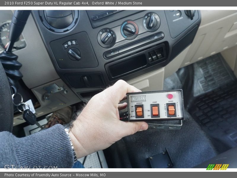 Oxford White / Medium Stone 2010 Ford F250 Super Duty XL Regular Cab 4x4