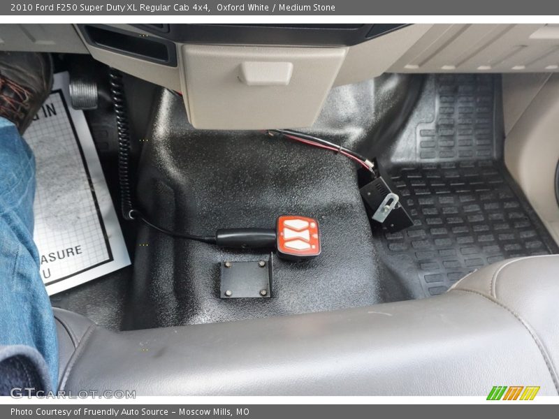 Oxford White / Medium Stone 2010 Ford F250 Super Duty XL Regular Cab 4x4