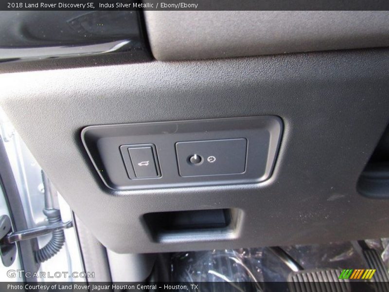 Indus Silver Metallic / Ebony/Ebony 2018 Land Rover Discovery SE