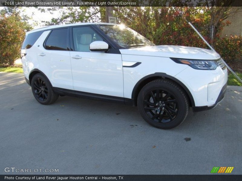 Fuji White / Light Oyster/Espresso 2018 Land Rover Discovery HSE Luxury