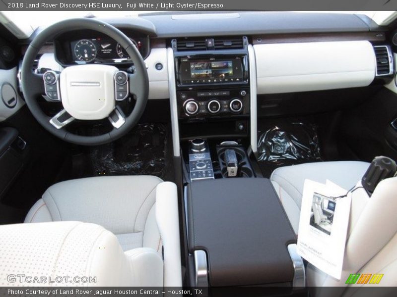 Fuji White / Light Oyster/Espresso 2018 Land Rover Discovery HSE Luxury