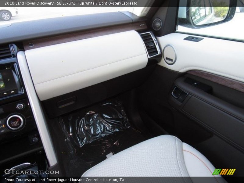 Fuji White / Light Oyster/Espresso 2018 Land Rover Discovery HSE Luxury