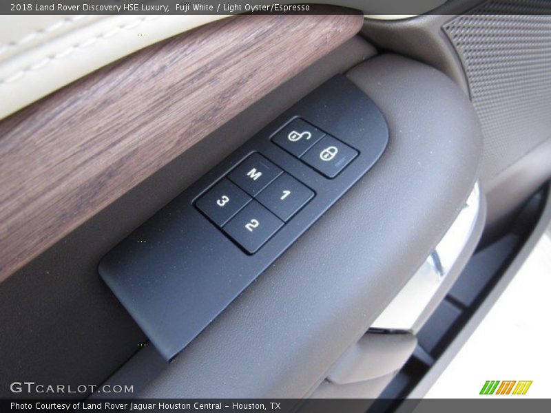 Fuji White / Light Oyster/Espresso 2018 Land Rover Discovery HSE Luxury