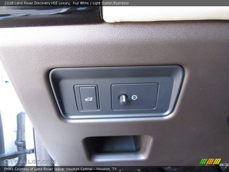 Fuji White / Light Oyster/Espresso 2018 Land Rover Discovery HSE Luxury