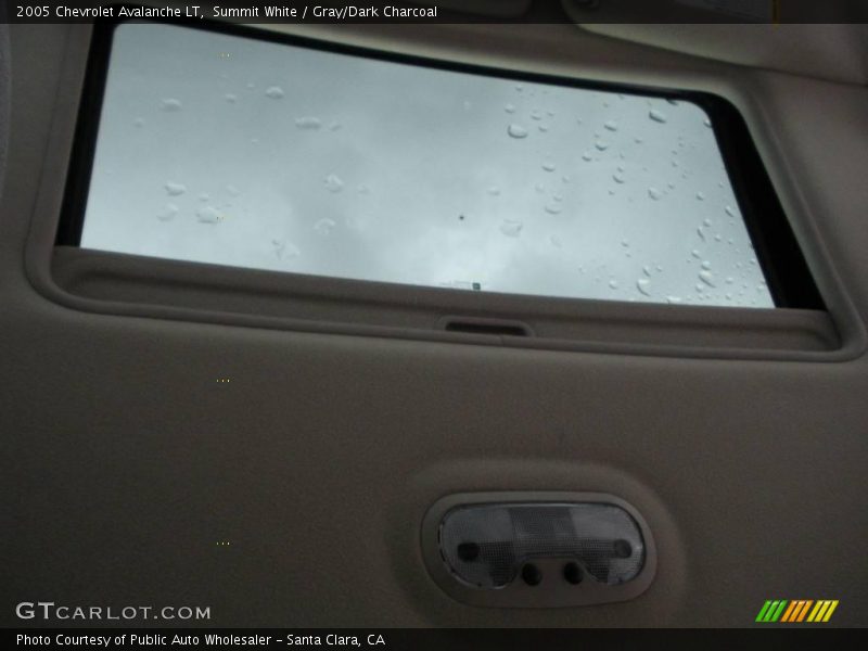 Summit White / Gray/Dark Charcoal 2005 Chevrolet Avalanche LT