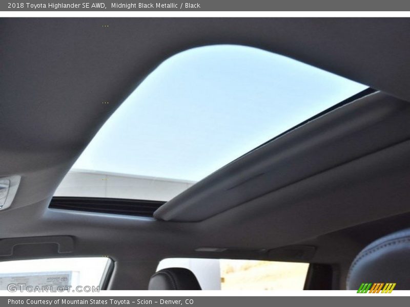 Midnight Black Metallic / Black 2018 Toyota Highlander SE AWD