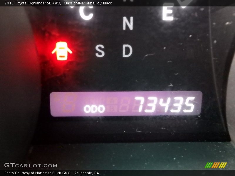 Classic Silver Metallic / Black 2013 Toyota Highlander SE 4WD
