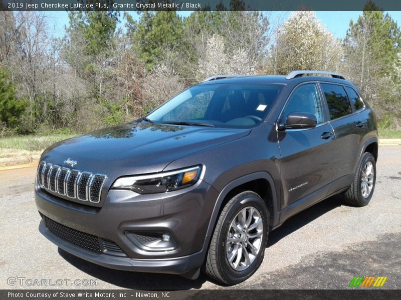 Front 3/4 View of 2019 Cherokee Latitude Plus