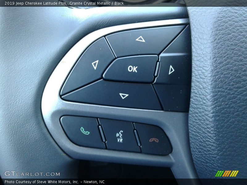 Controls of 2019 Cherokee Latitude Plus