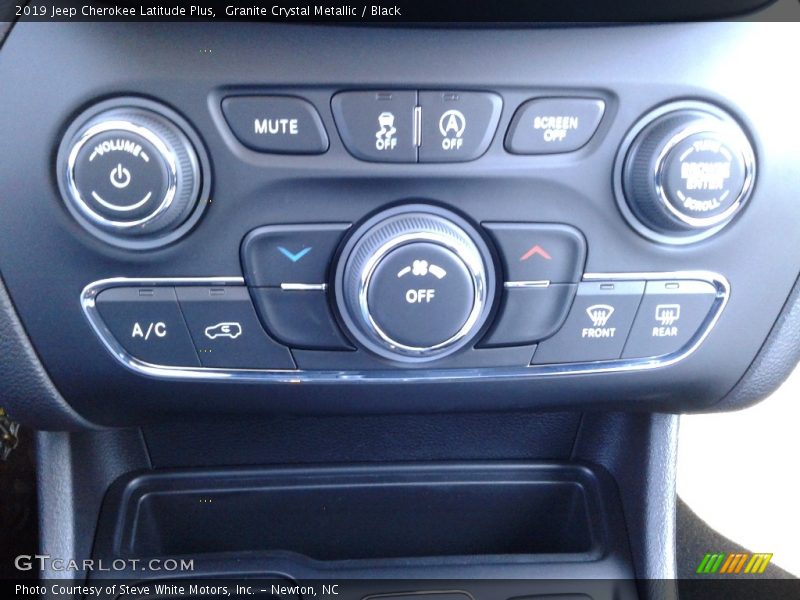Controls of 2019 Cherokee Latitude Plus