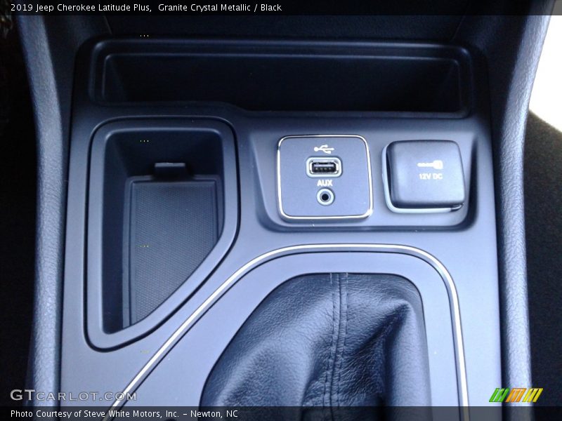 Granite Crystal Metallic / Black 2019 Jeep Cherokee Latitude Plus