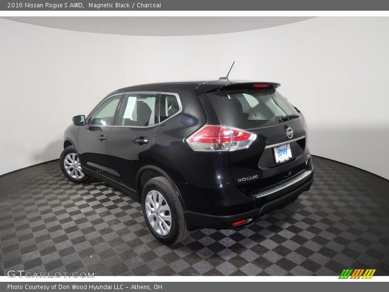 Magnetic Black / Charcoal 2016 Nissan Rogue S AWD