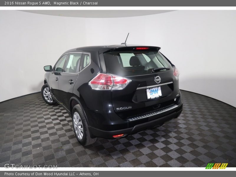 Magnetic Black / Charcoal 2016 Nissan Rogue S AWD