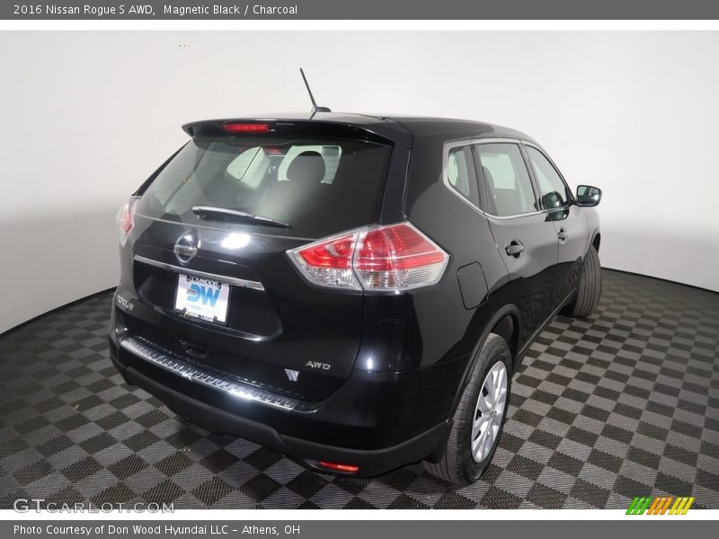 Magnetic Black / Charcoal 2016 Nissan Rogue S AWD