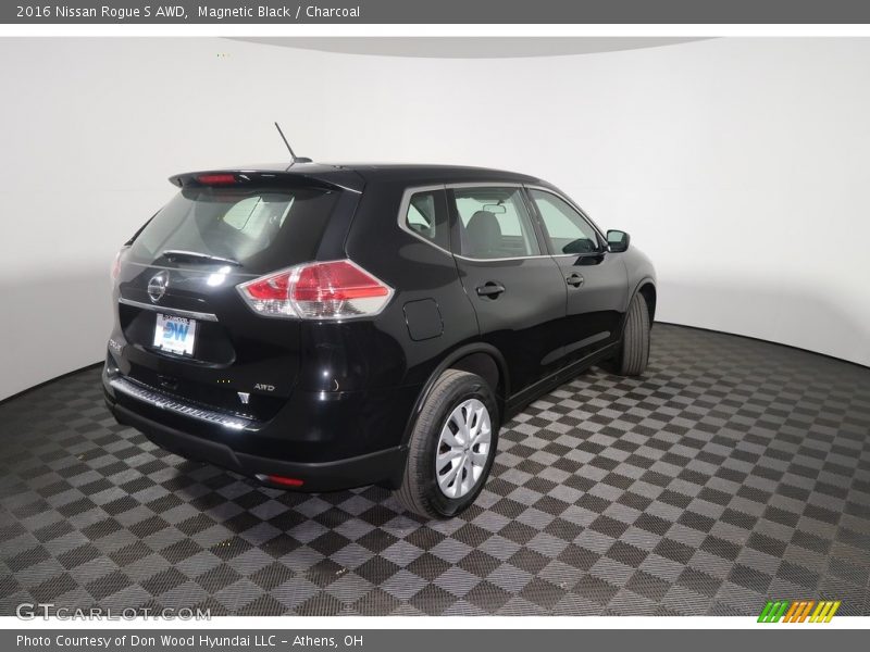 Magnetic Black / Charcoal 2016 Nissan Rogue S AWD