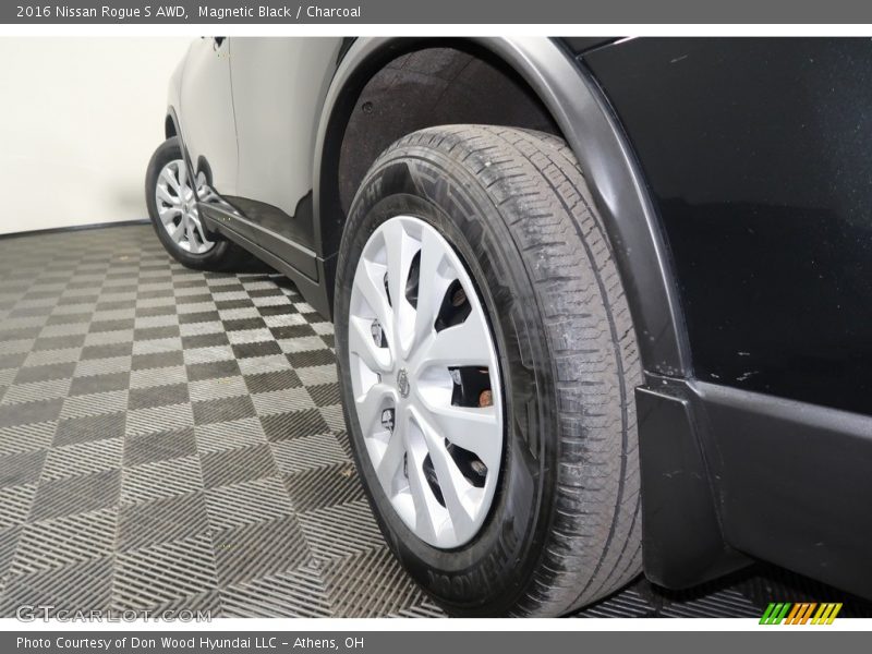 Magnetic Black / Charcoal 2016 Nissan Rogue S AWD