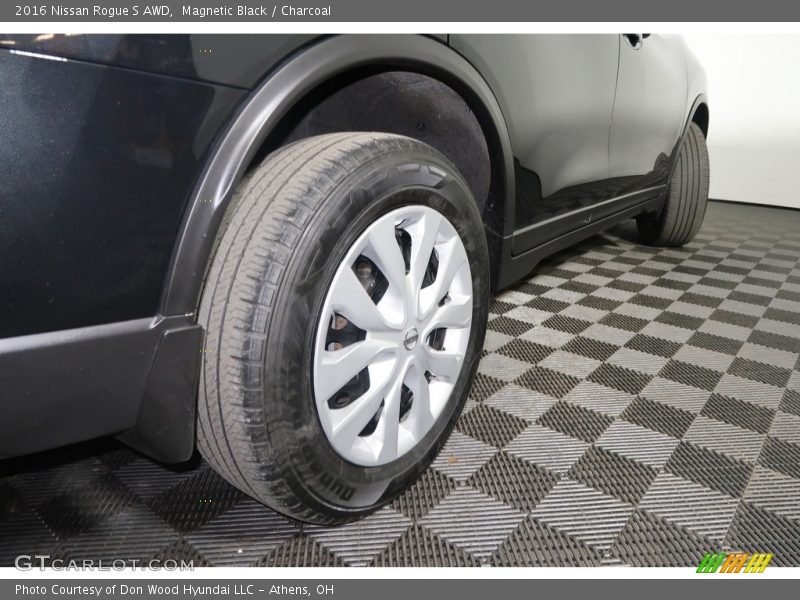 Magnetic Black / Charcoal 2016 Nissan Rogue S AWD