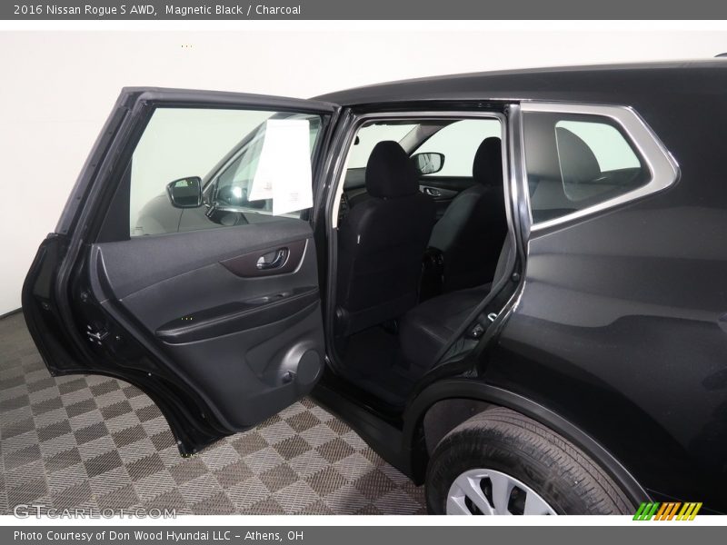Magnetic Black / Charcoal 2016 Nissan Rogue S AWD