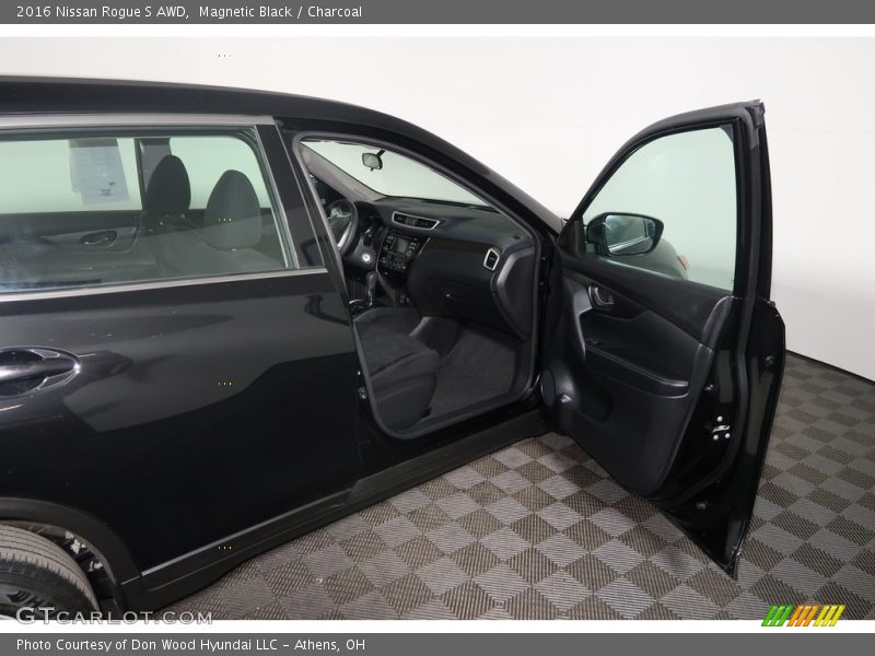 Magnetic Black / Charcoal 2016 Nissan Rogue S AWD