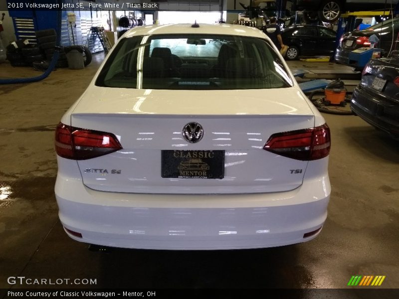 Pure White / Titan Black 2018 Volkswagen Jetta SE