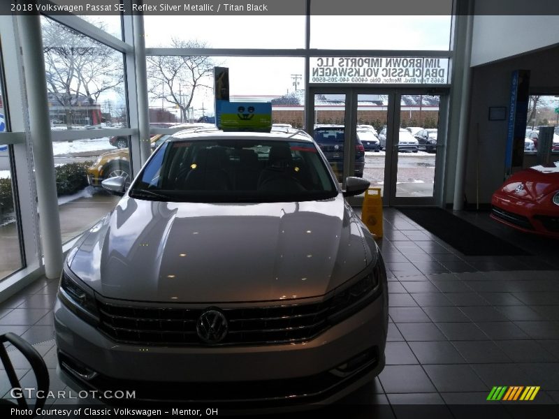 Reflex Silver Metallic / Titan Black 2018 Volkswagen Passat SE