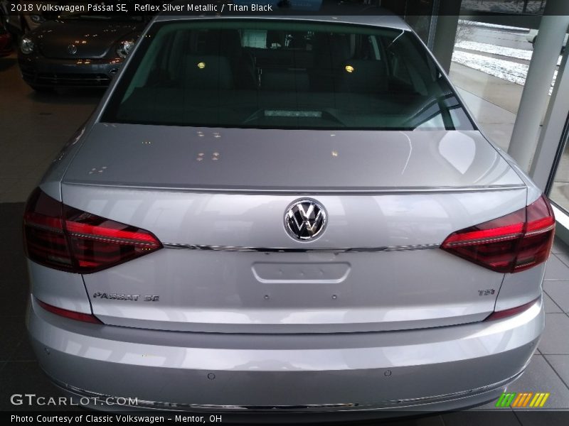 Reflex Silver Metallic / Titan Black 2018 Volkswagen Passat SE