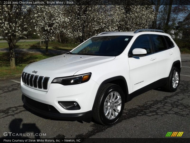 Front 3/4 View of 2019 Cherokee Latitude