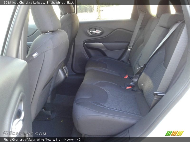 Bright White / Black 2019 Jeep Cherokee Latitude