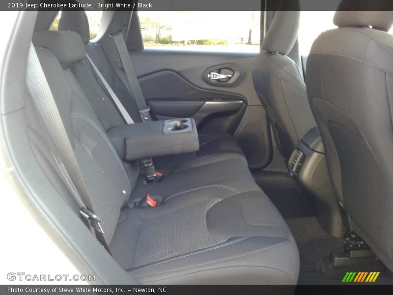 Bright White / Black 2019 Jeep Cherokee Latitude