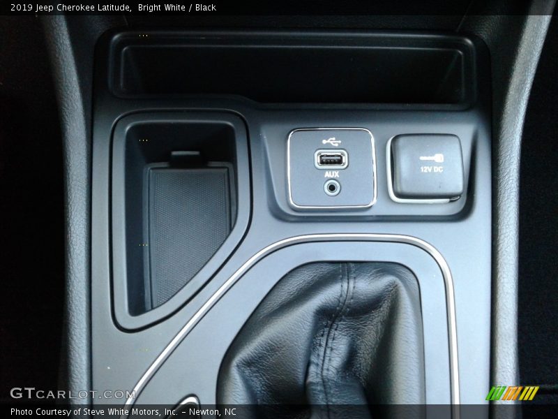 Bright White / Black 2019 Jeep Cherokee Latitude