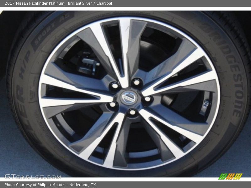 Brilliant Silver / Charcoal 2017 Nissan Pathfinder Platinum