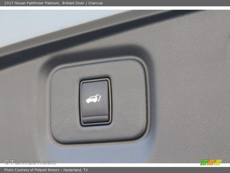 Brilliant Silver / Charcoal 2017 Nissan Pathfinder Platinum