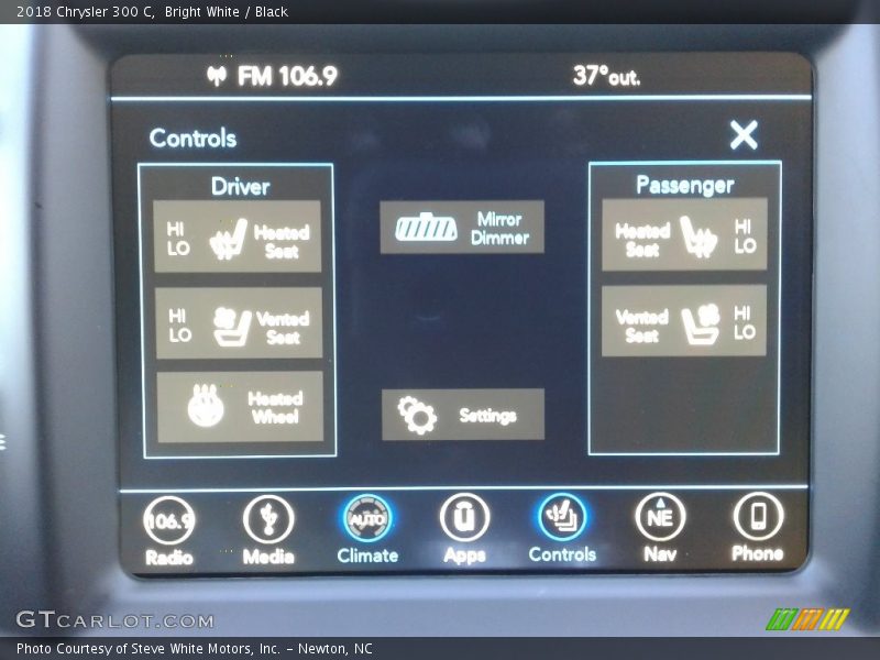 Bright White / Black 2018 Chrysler 300 C