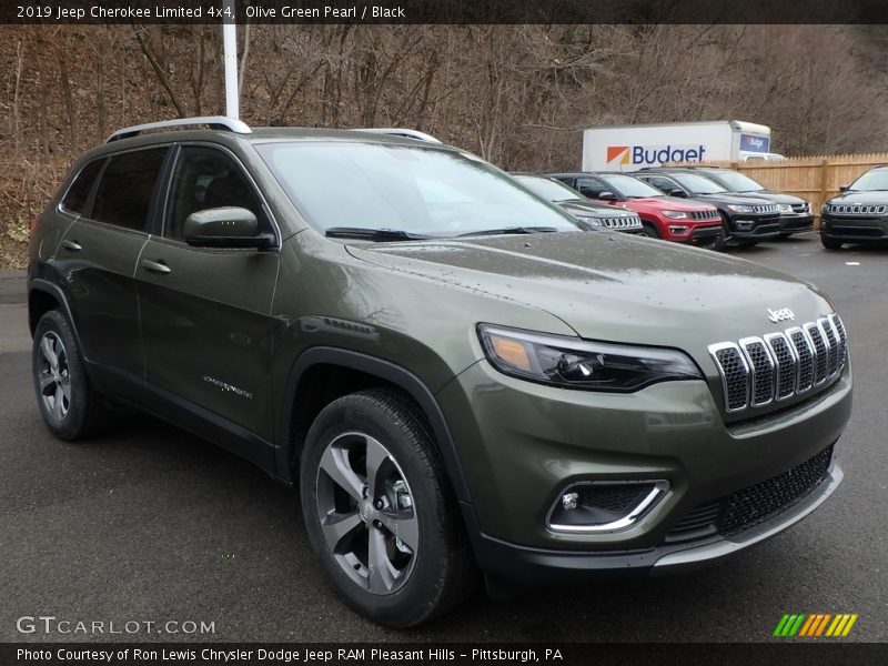 Front 3/4 View of 2019 Cherokee Limited 4x4