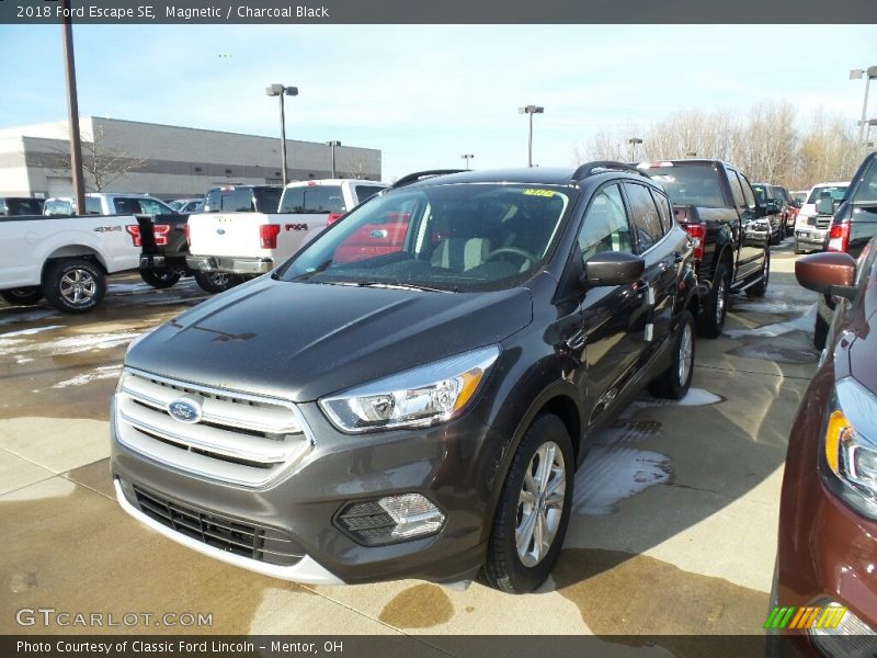 Magnetic / Charcoal Black 2018 Ford Escape SE