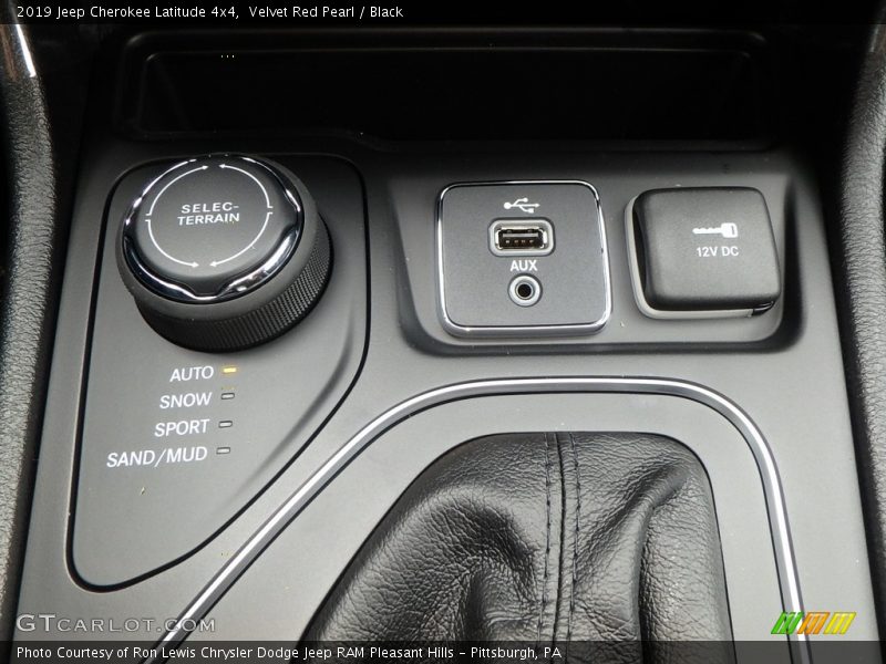 Controls of 2019 Cherokee Latitude 4x4