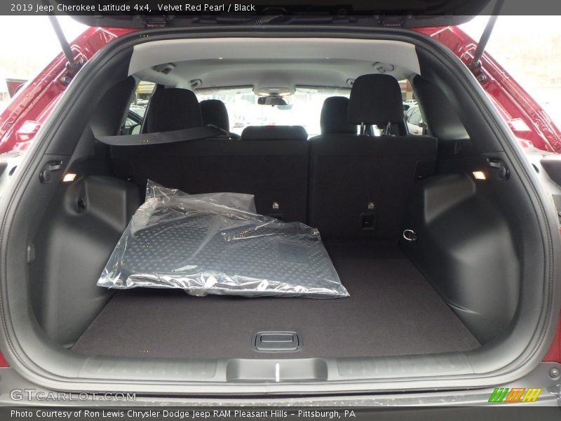  2019 Cherokee Latitude 4x4 Trunk