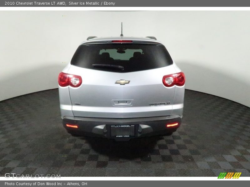 Silver Ice Metallic / Ebony 2010 Chevrolet Traverse LT AWD