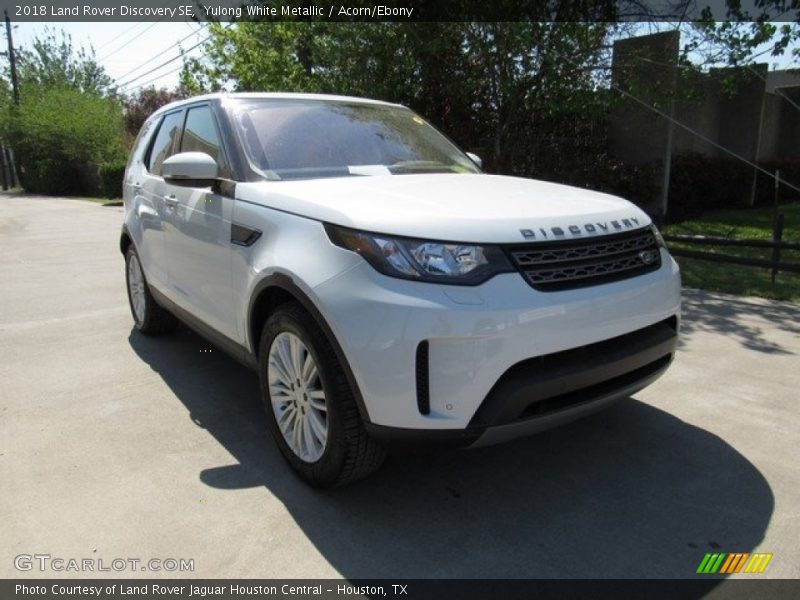 Yulong White Metallic / Acorn/Ebony 2018 Land Rover Discovery SE