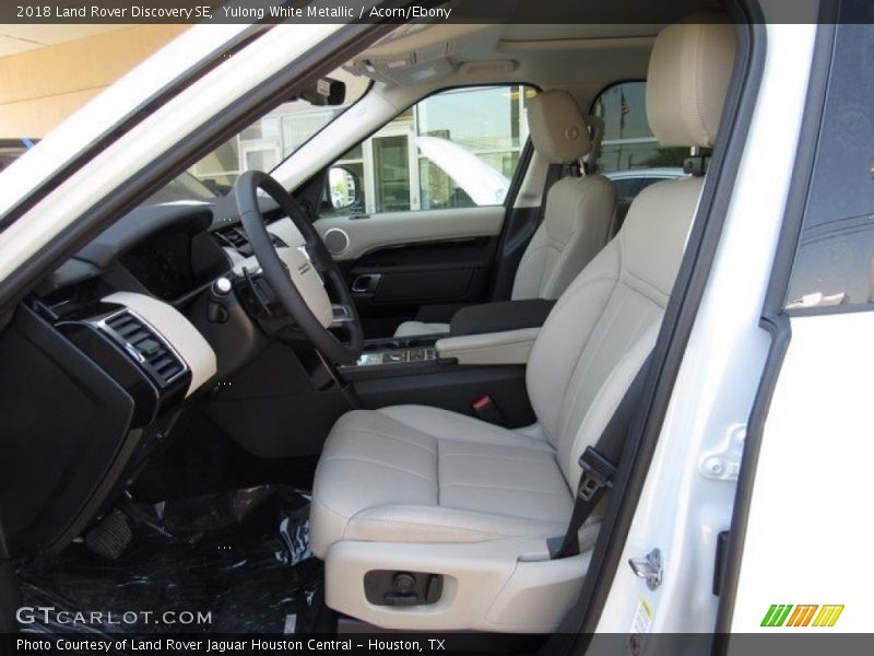 Yulong White Metallic / Acorn/Ebony 2018 Land Rover Discovery SE